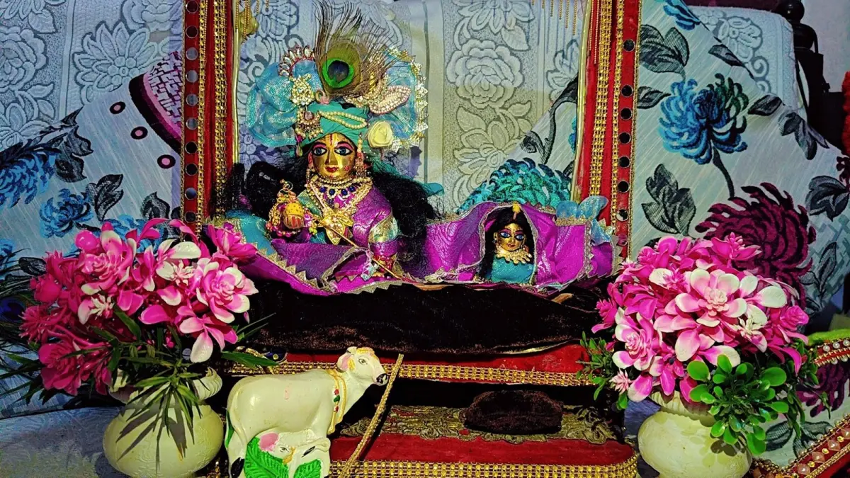 “Adorn Your Kanha with Love”